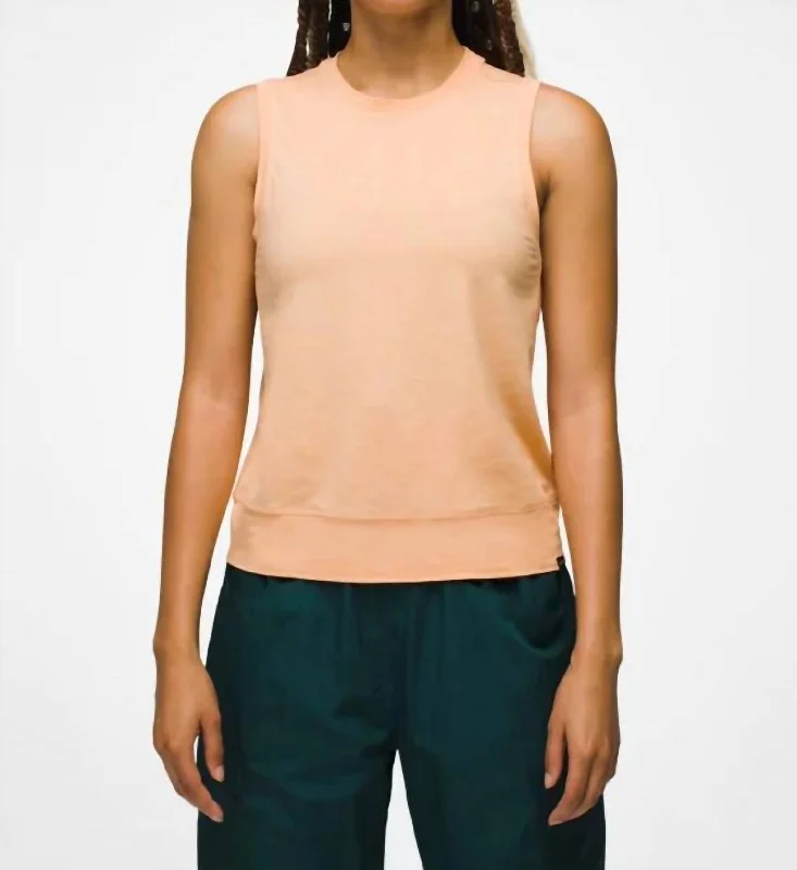 Sol Searcher Tank Top In Aura Glow